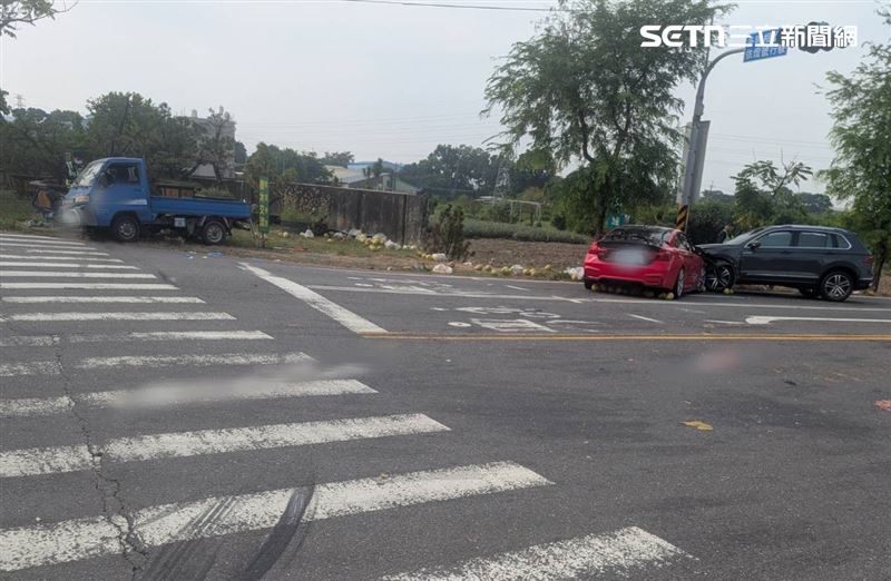 左轉遭直行車猛撞,台南小貨車駕駛搶救宣告不治。(圖/翻攝畫面)