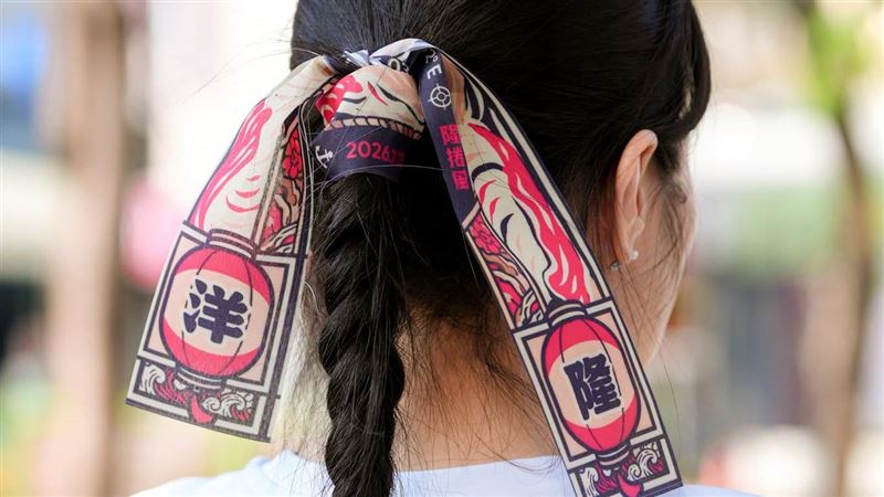 賴瑞隆分享選戰飄帶小物。（圖／翻攝自賴瑞隆競選辦公室提供）