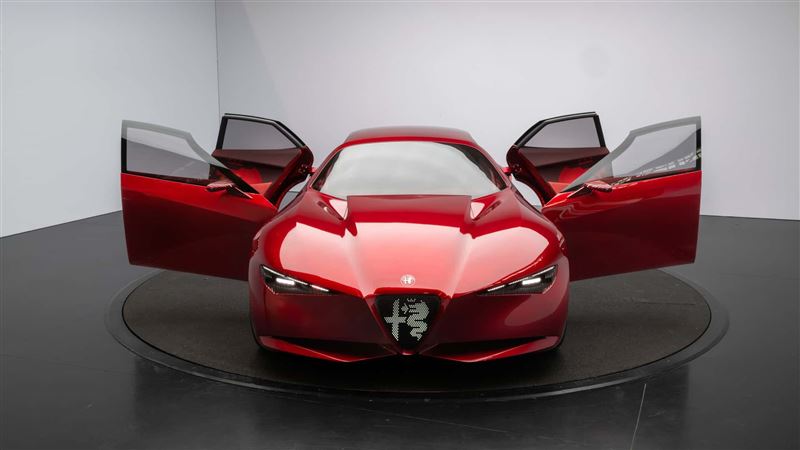 低扁車身搭配銳利三角頭燈。（圖／翻攝Alfa Romeo網站）