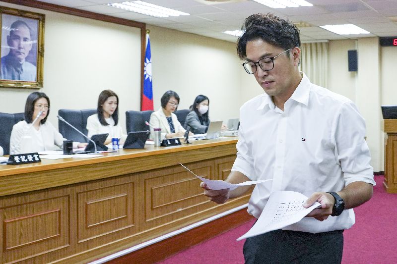 民進黨台北市長參選人、立委沈伯洋(右)14日下午出席立法院外交及國防委員會,針對松山機場遷建與台中機場擴建等議題登台質詢
