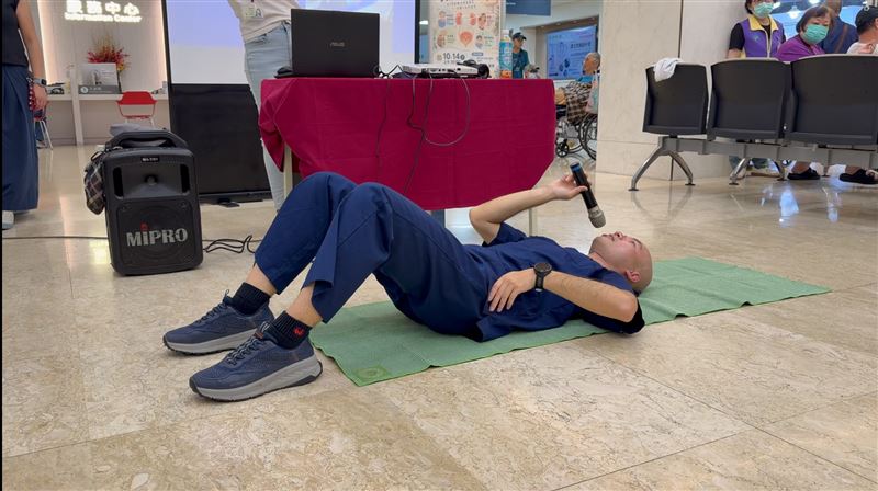 林威佑醫師示範凱格爾運動正確姿勢。(圖/臺北醫院提供)