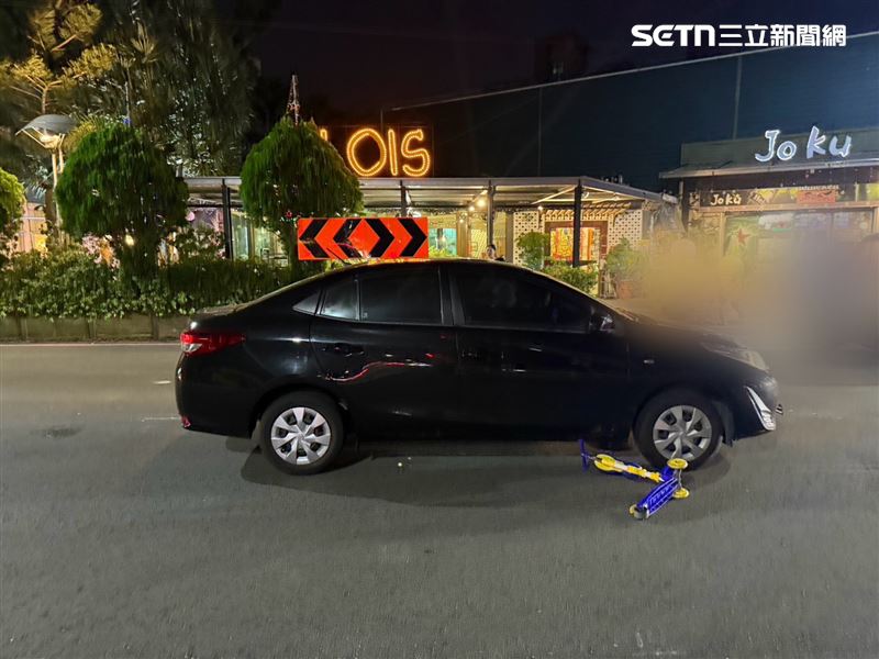 轎車在路口與一對國小姊弟發生碰撞,6歲男童傷勢嚴重。(圖/翻攝畫面)