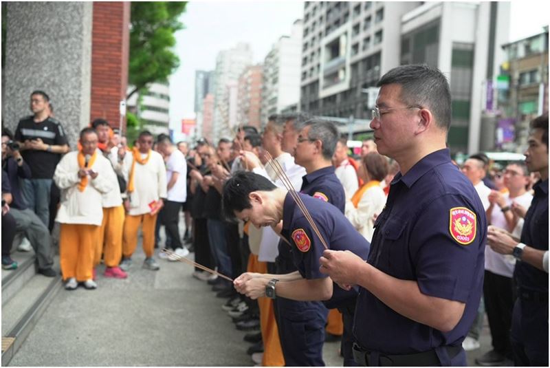 三重分局同仁與地方信眾手持清香，虔誠向北港武德宮開基天官武財神接駕參拜，共同為地方祈福，祈求國泰民安、社會祥和。(圖/主辦單位提供)