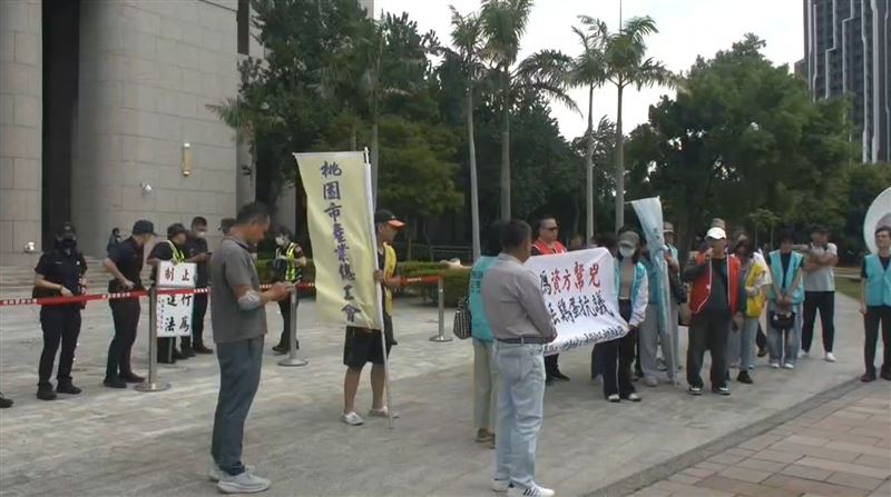 長榮航勤不滿桃園地方法院接連駁回解散工會聲請,今(14日)在法院外砸雞蛋。(圖/翻攝畫面)