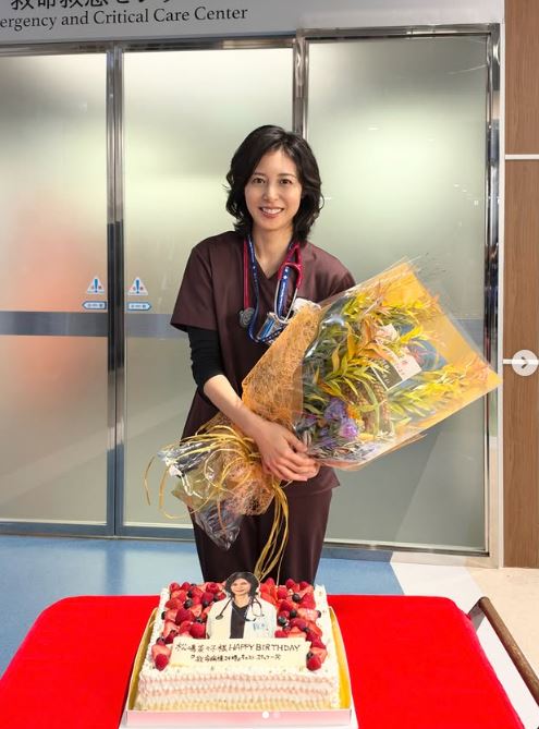 《急診室女醫生》劇組在拍攝現場準備蛋糕與鮮花,替松嶋菜菜子歡慶生日。(圖/翻攝自IG @kyumei24_fujitv)