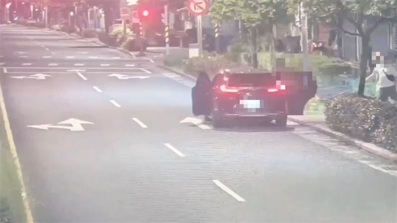 王姓、施姓男子等人於犯案後直接搭車離開現場。（圖／翻攝畫面）