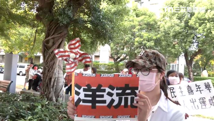 支持者舉起洋流的文宣。(圖/翻攝畫面)