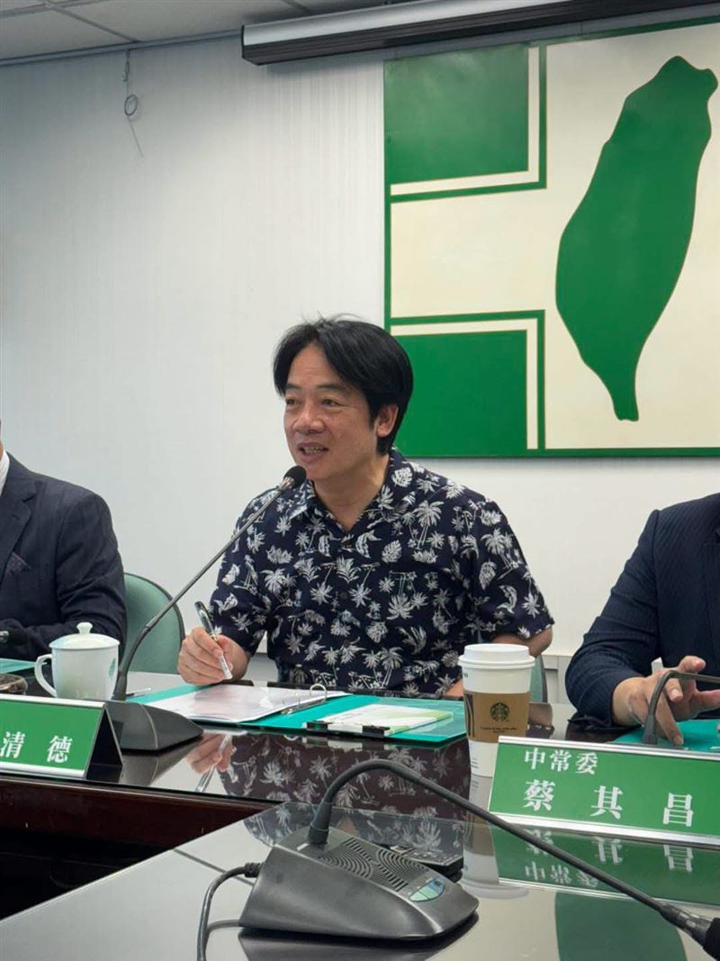 賴清德分享穿花襯衫開會照聲援賈永婕(圖/翻攝自賴清德Threads)