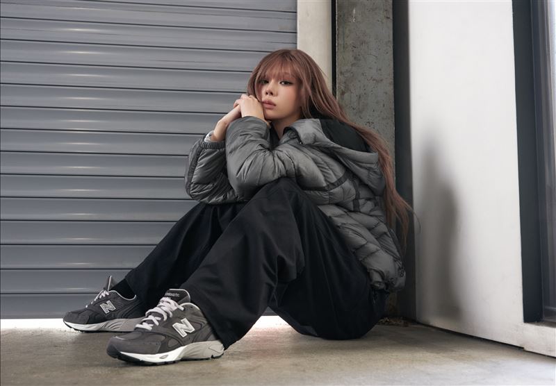 New Balance 品牌形象代言人 Winter 著用 880R。(圖/品牌業者提供)