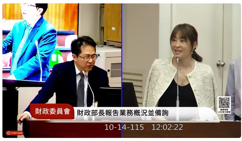 台北101董事長賈永婕(右)現身國會備詢時,並未依常規穿好外套袖管,而是將外套直接披在肩頭,此種穿搭在講究嚴肅與禮節的國會殿堂中引發了外界對『禮數是否周延』的關注。加上一身名牌遭召委賴惠員勸「穿純樸一點」,雙方當場爆發短暫唇槍舌戰。(圖/翻攝自國會頻道)