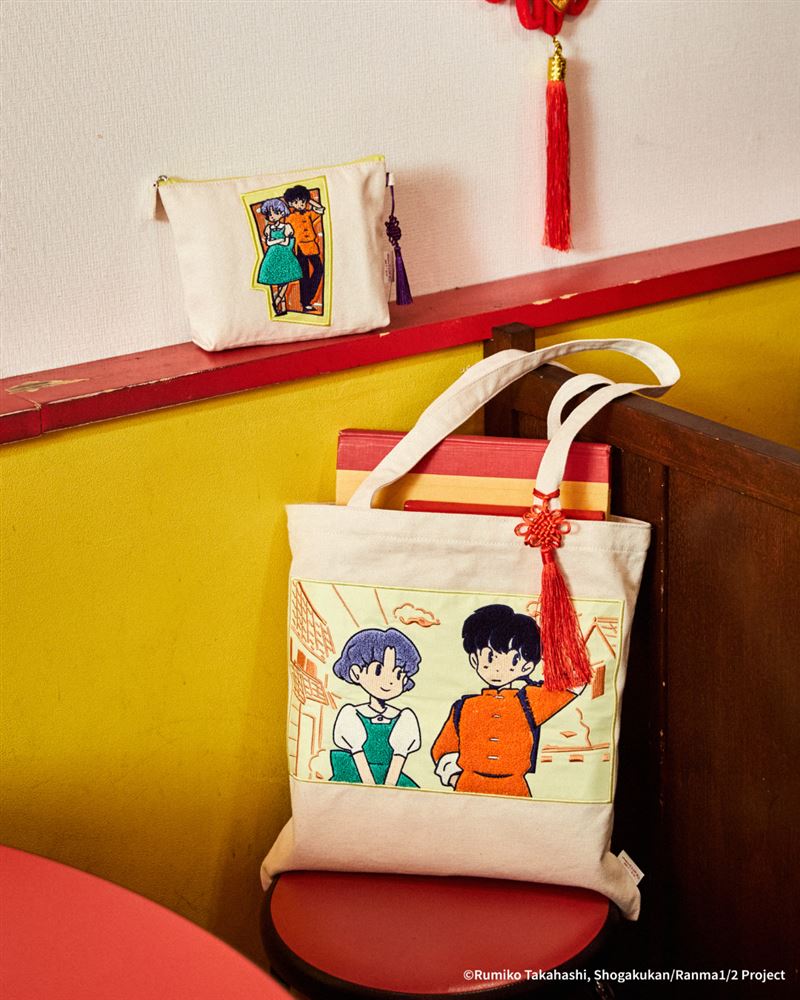 刺繡托特包1,290元、刺繡化妝包790元。(圖/品牌業者提供)