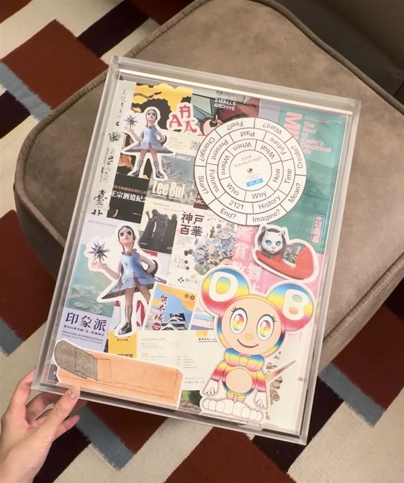 「伊登壓克力畫框」雙面透明結構超適合用來製作近期流行的Memory Box,拍立得、機票、展覽票根、小卡片都能自由疊加。(圖/品牌業者提供)