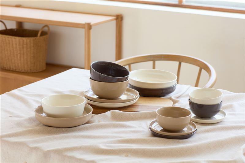 「PALETTE強化瓷12件餐具組」包含 4 人份的日常餐食配置,亮面釉色不易殘留油污與醬汁,大地中性色系完美搭配各類家常料理。(圖/品牌業者提供)