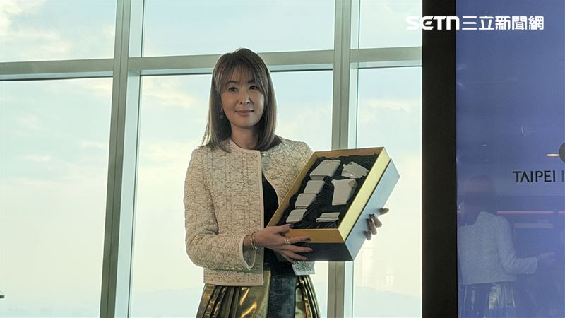 賈永婕準備送象徵「事業節節高升」的茶禮組給沈伯洋、蔣萬安。(圖/台北101提供)