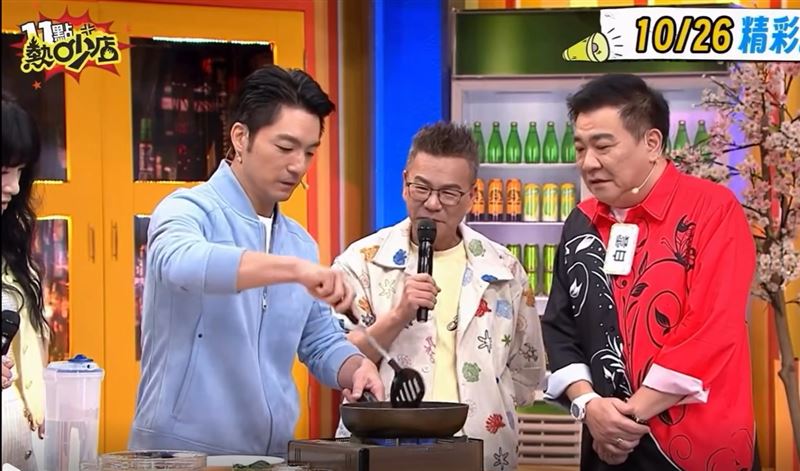 蔣萬安(左起)登上沈玉琳主持的綜藝節目挑戰下廚炒蛤蜊。(圖/翻攝自Youtube)