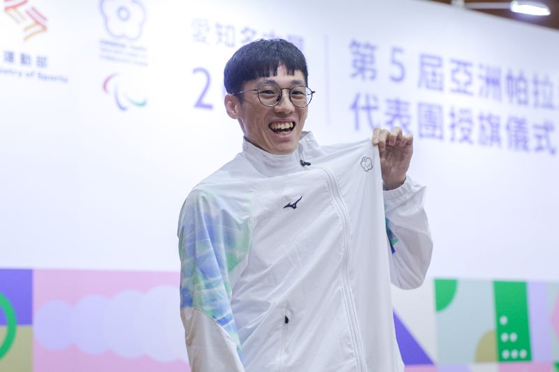 跆拳道好手蕭翔文亞帕運奪金。圖為14日在台北舉行代表團授旗典禮。(圖/中央社)