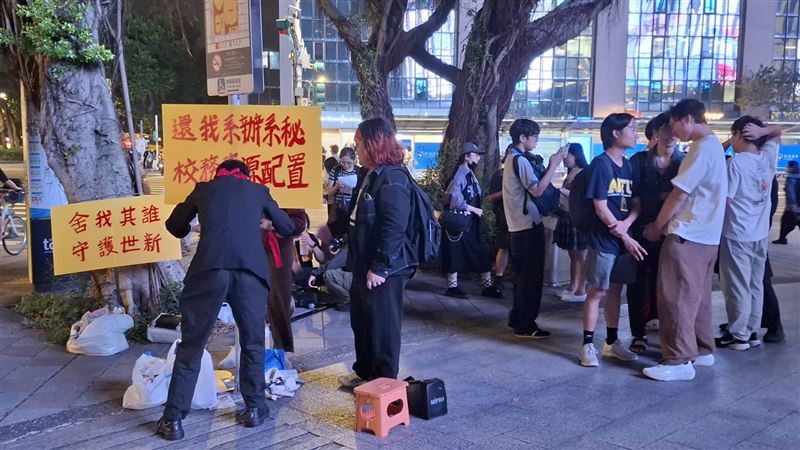 新／世新學生突襲小巨蛋！怒槓校方亂砸錢