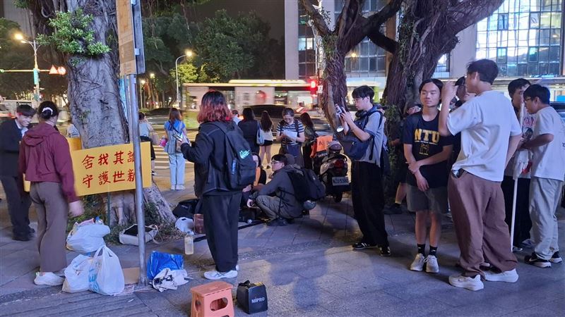 世新大學今（14）日晚間在台北小巨蛋舉辦70週年校慶晚會，惹來校內學生團體對連日校務爭議未解的憤怒。（圖／記者周佩怡攝影）