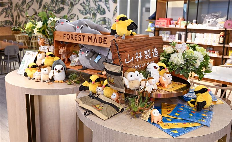 高雄福華1樓HOVII Caf&eacute;設置「生物多樣性保育主題週邊專區」，展示及販售以草鴞、黃鸝鳥、黑翅鳶、食蟹獴等生態意象為主題的布偶及文創商品。（圖／飯店旅宿業者提供）