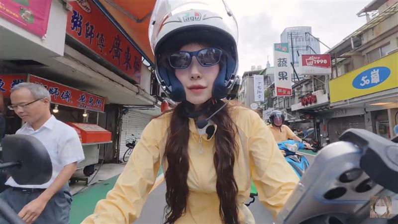 李多慧親自挑戰一日 Uber Eats 外送員,在大前輩的帶領下,她騎著機車穿梭台北街頭。(圖/翻攝自李多慧YouTube)