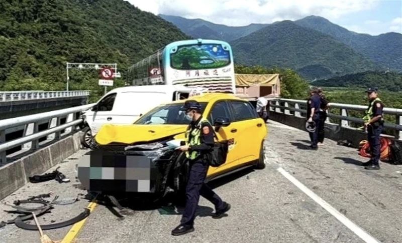 該起事故也造成其他車輛共4人受傷。(圖/翻攝畫面)