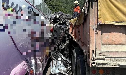 砂石車連環撞！副駕男成「夾心餅乾」慘死