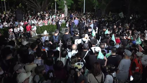 洋流塞爆士林夜市！沈伯洋夜市掃街壓軸場　「小水滴」外溢承德公園（圖／翻攝畫面）