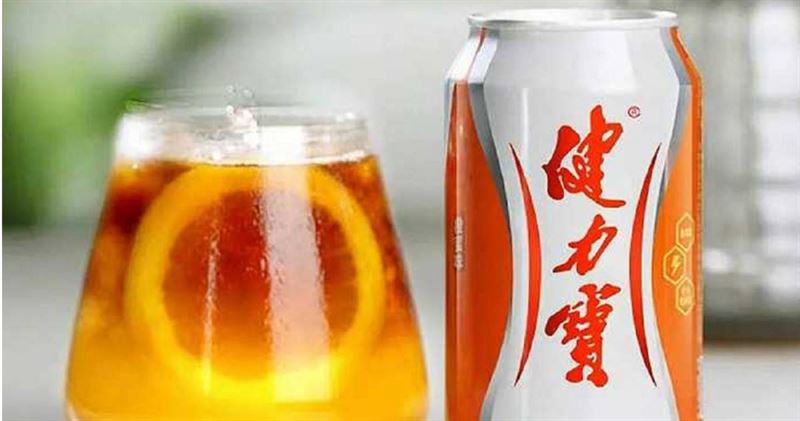 一名病患將價值人民幣1.9元(約新台幣9元)的健力寶汽水送給醫院藥局工作人員,事後竟反手檢舉收賄。(圖/翻攝微博)