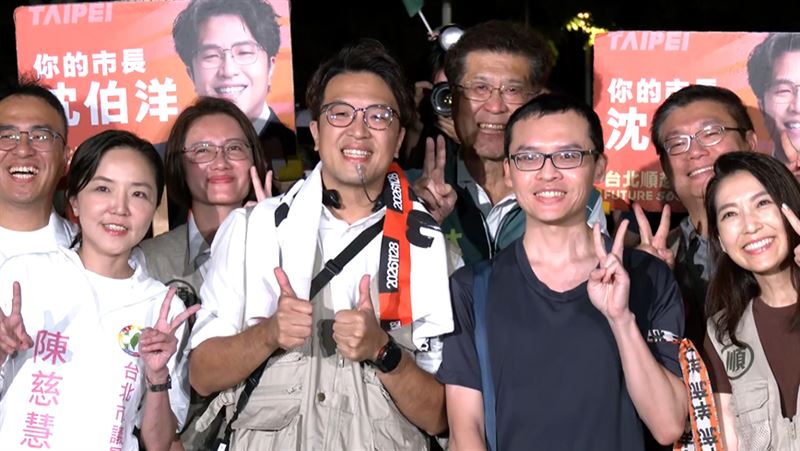 沈伯洋和現場小水滴合照。(圖/翻攝畫面)