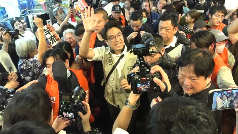 沈伯洋士林夜市大掃街！洋流塞爆還外溢