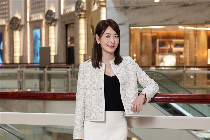 賈永婕今日赴立院財委會備詢,穿著被民進黨台南立委、召委賴惠員提醒不夠「純樸」。(翻攝自FB@賈永婕的跑跳人生)
