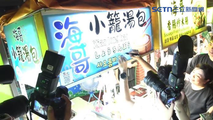 沈伯洋幫攤商簽名。(圖/翻攝畫面)
