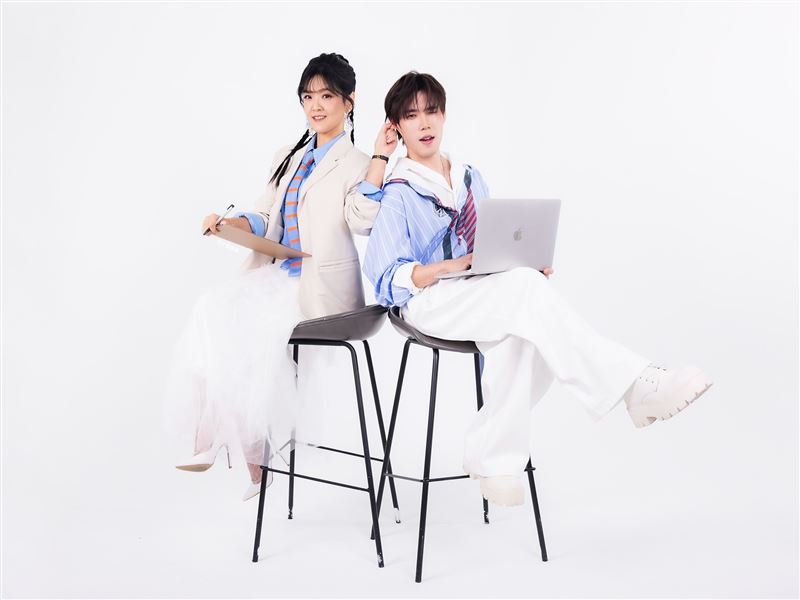 《原Way星球》正式邁入第六季,主持人咖啡糖賢齡(左)攜手新任助理主持人HAKU(右),以全新搭檔組合激盪不同火花,持續帶領觀眾認識原住民族音樂人的創作故事與多元魅力。(圖/原文會提供)