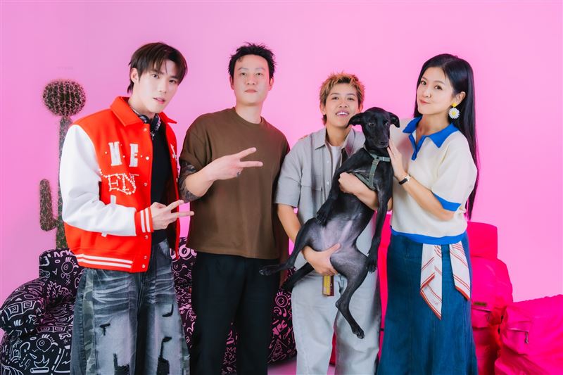 歌手出身、轉型為音樂製作人的曾靜玟(右二),與饒舌歌手胡恩笛(左二)在音樂創作上密切合作,兩人也登上《原Way星球》,分享歌曲背後的製作歷程。(圖/原文會提供)
