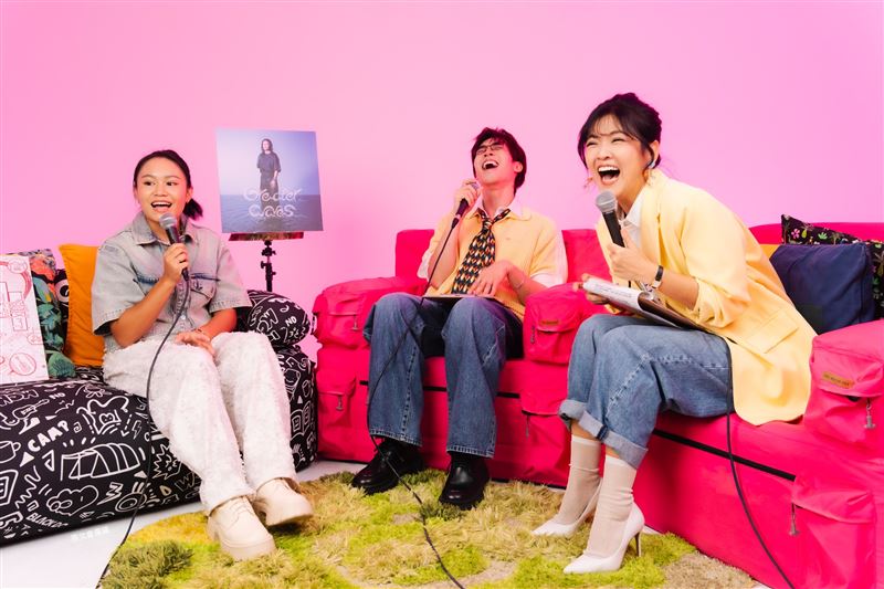第35屆金曲獎最佳新人得主Makav真愛(左)登上《原Way星球》第六季,與觀眾分享音樂創作歷程與幕後故事。(圖/原文會提供)