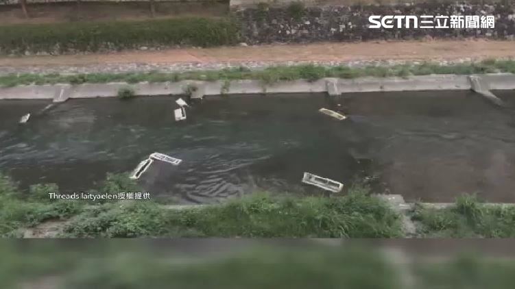冷氣外殼散落在河道