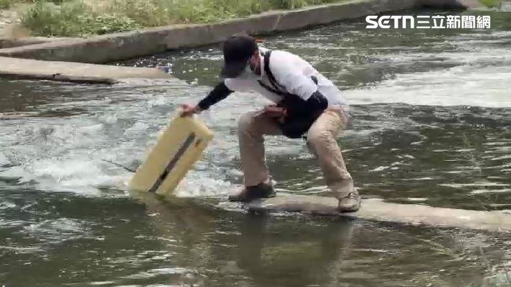 柳川遭棄置廢棄冷氣　民眾痛批：非首次