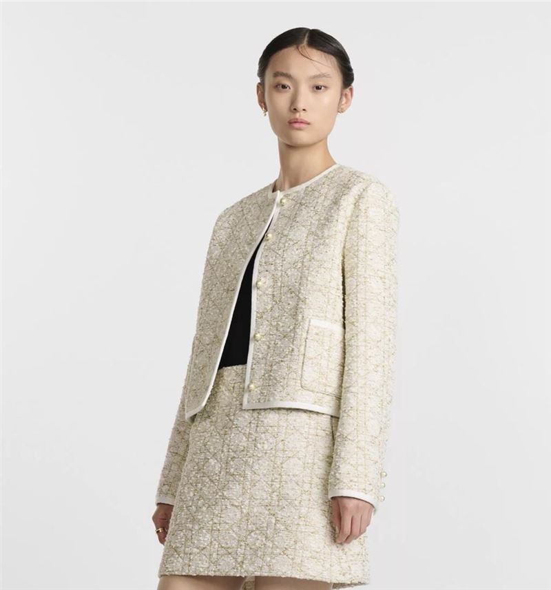 賈永婕穿的優雅外套,經比對是「Dior Or Macrocannage Jacket」,折合新台幣破18萬元。(圖/翻攝自Dior官網)