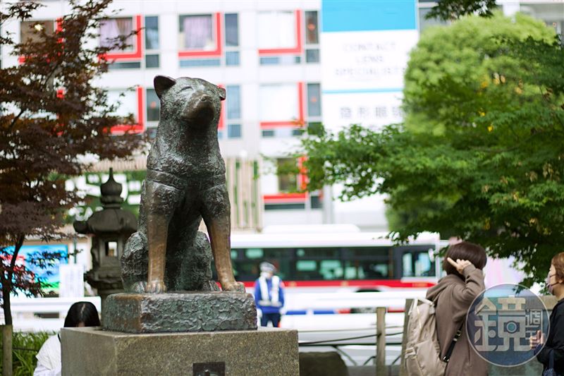 有網友好奇詢問，「每個月都去一趟日本的人，到底收入要多少？」有人留言分析，「重點不是錢，而是請假，出國也可以窮遊。」