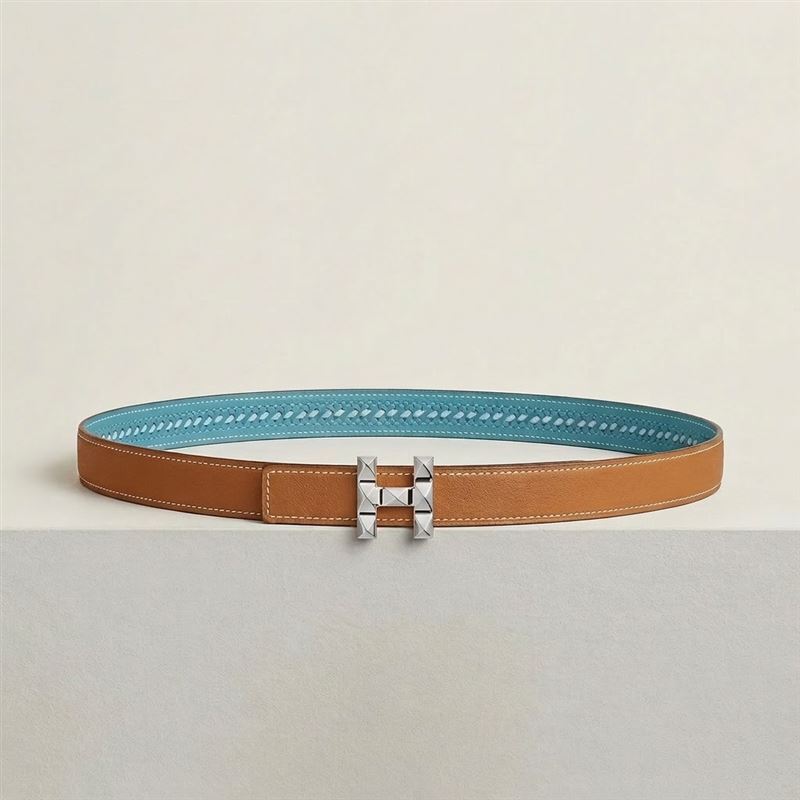 賴惠員皮帶為精品品牌愛馬仕(Hermès)的 H Infini 皮帶扣搭配 Bandana 皮腰帶,整體售價約新台幣 3 萬 6,700 元。(圖 / 翻攝自愛馬仕官網)