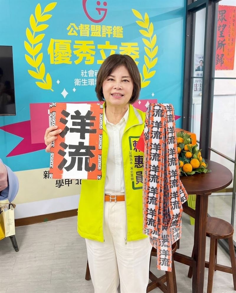 賴惠員過去就曾多次穿愛馬仕皮帶亮相,如今要求他人「純樸」卻身背名牌配件,遭網友批評言行不一。(圖 / 翻攝自賴惠員臉書)