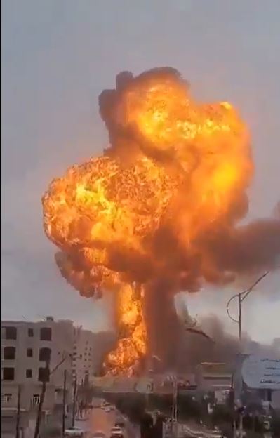葉門叛軍襲沙烏地阿美石油公司,傳總部大樓多樓層受損。(圖/翻攝自X平台 @Amy_Buttermaker)