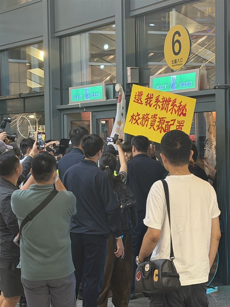 世新大學學權前進陣線、台灣高等教育工會及捍衛全台學權行動,14日下午在台北小巨蛋周邊發起「攻蛋抗議」,質疑校方舉辦盛大70週年校慶,卻未妥善處理教學設備、系辦整併、選課制度及言論自由等爭議。(圖/民眾提供)