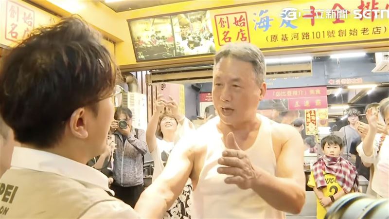 士林夜市名店「海友十全排骨」的老闆還激動握住沈伯洋的手,表示「沒有看過有人把選舉變得像溫馨、快樂、嘉年華會」。(圖/翻攝畫面)