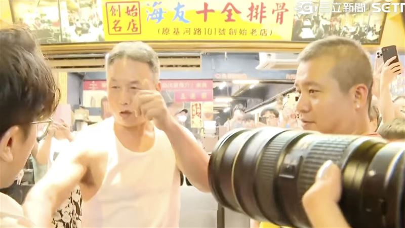 士林夜市名店「海友十全排骨」的老闆還激動握住沈伯洋的手,表示「沒有看過有人把選舉變得像溫馨、快樂、嘉年華會」。(圖/翻攝畫面)