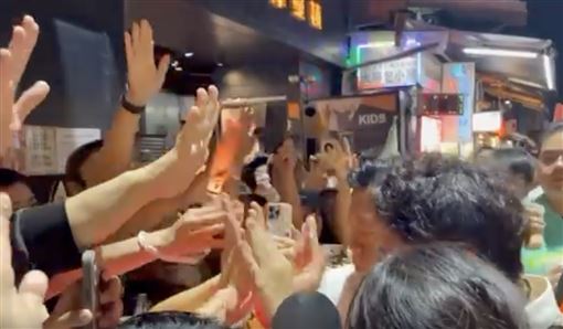 洋流擠爆士林夜市　這幕網驚：韓星級待遇