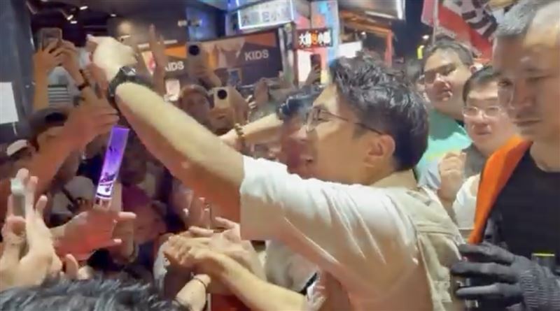 「小水滴」瘋狂伸手等待與沈伯洋擊掌,周軒直呼「已是韓星級待遇」。(圖/翻攝自周軒臉書)