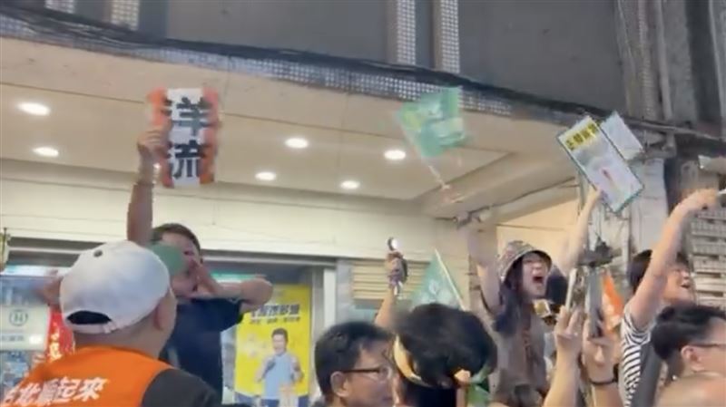 「小水滴」瘋狂伸手等待與沈伯洋擊掌,周軒直呼「已是韓星級待遇」。(圖/翻攝自周軒臉書)