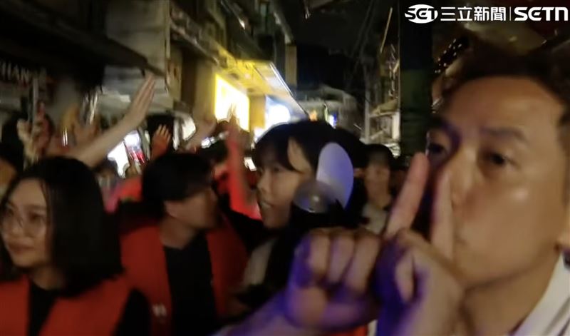 到了深夜10點,沈伯洋團隊切換成「靜音模式掃街」,小水滴們也用「氣音」當沈伯洋加油。(圖/翻攝畫面)