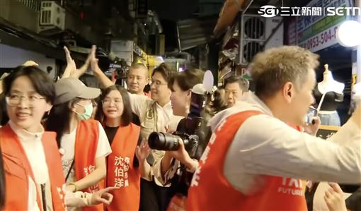 沈伯洋士林夜市爆場　深夜10點秒靜音掃街